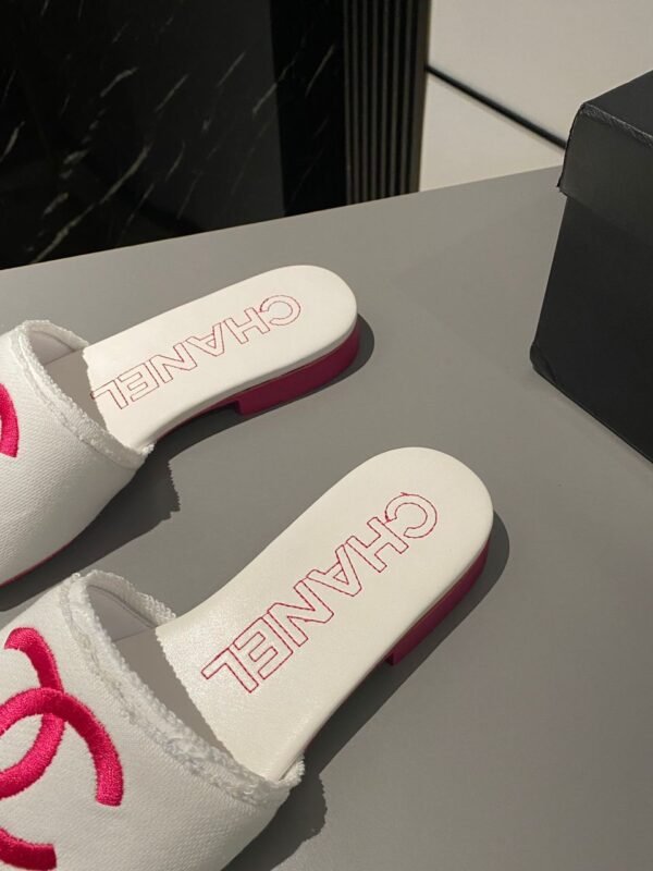 Chanel CC Mules White Fuchsia Slippers - Image 9