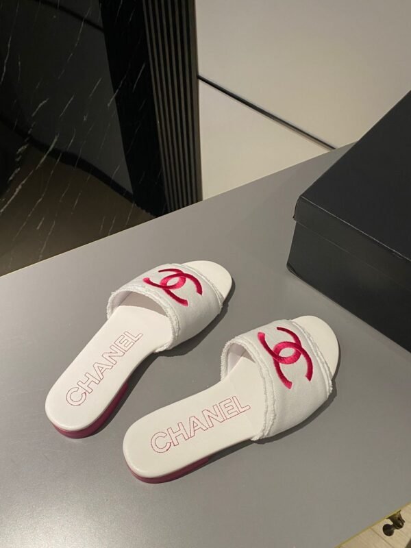 Chanel CC Mules White Fuchsia Slippers - Image 4
