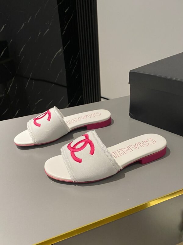 Chanel CC Mules White Fuchsia Slippers - Image 3