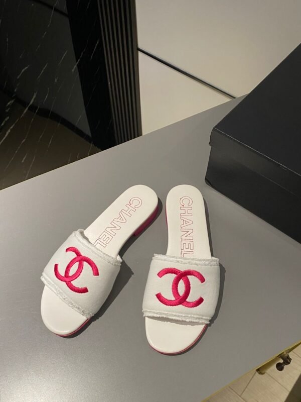 Chanel CC Mules White Fuchsia Slippers - Image 2